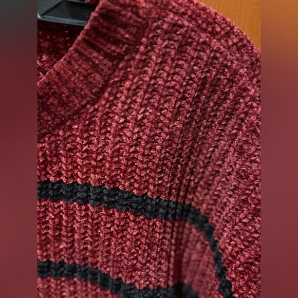 Forever 21 Cropped Crew Neck Long Sleeved Sweater - EUC - Picture 4 of 11